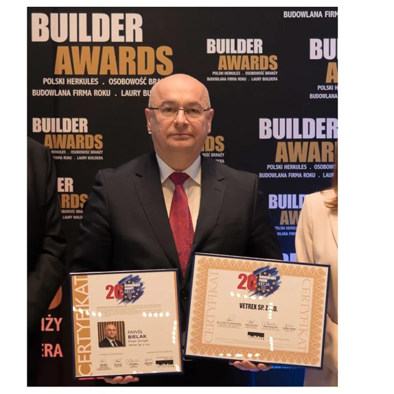 Vetrex i Prezes Zarządu Paweł Bielak z nagrodami Builder Awards
